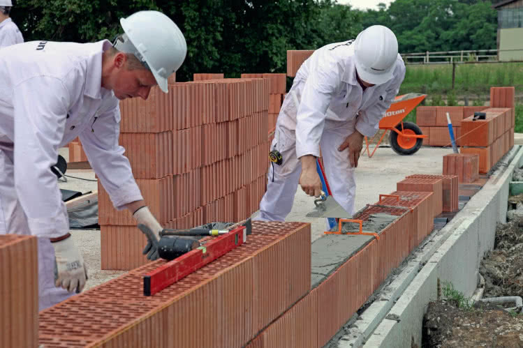 Jeżeli ściany i tak będą docieplane, to można używać również tradycyjnej zaprawy.