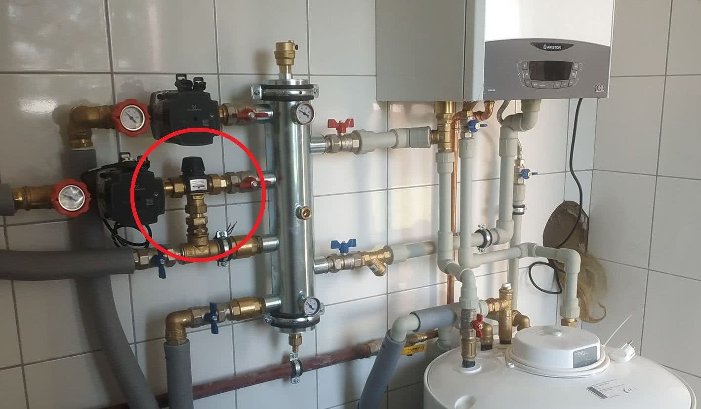 Kotłownia z kotłem gazowym i widocznym termostatycznym zaworem mieszającym VTA firmy ESBE. fot. ESBE Hydronic Systems 