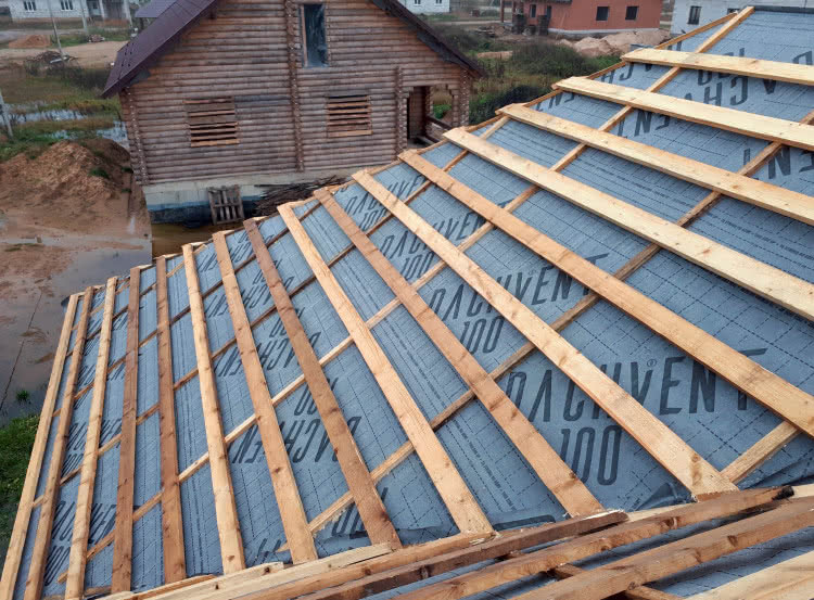 Za szczelność dachu odpowiada nie tylko pokrycie, ale i podkład, nazywany niekiedy dachem spodnim.