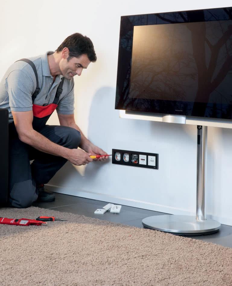Gniazda systemów multimedialnych oraz sieci Internet