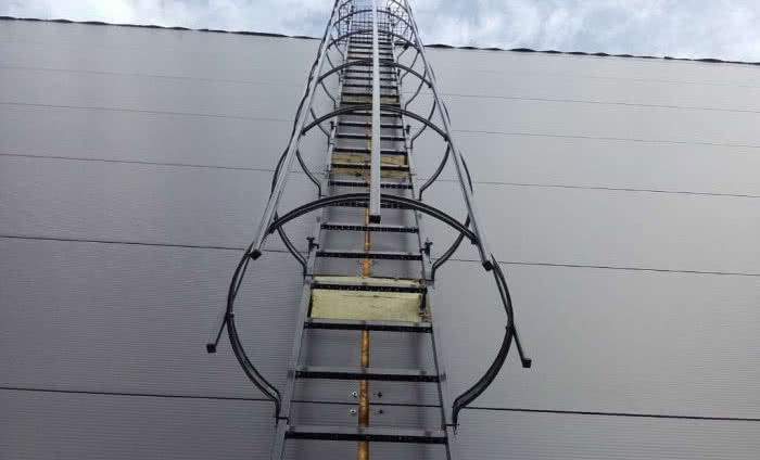 Montaż drabiny pionowej do budynku