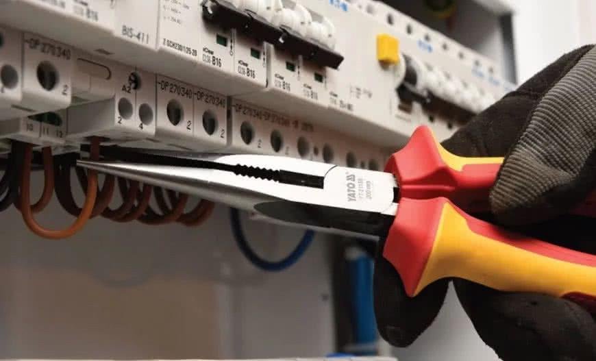 Rozdzielnica elektryczna z aparaturą modułową do zabezpieczenia poszczególnych obwodów. fot. budujmeydom.pl